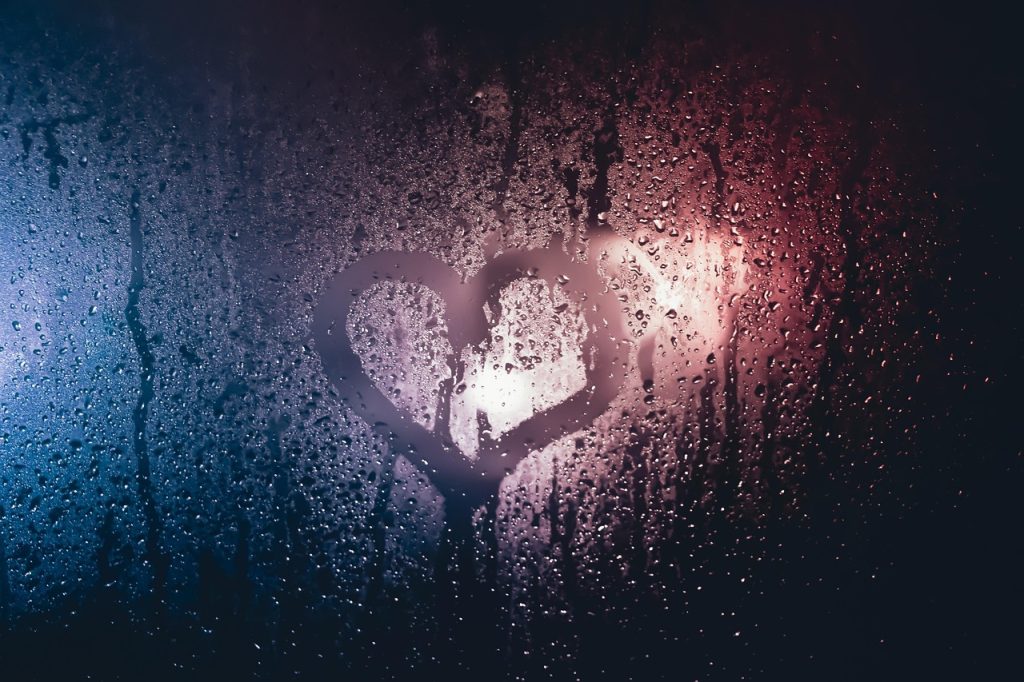 Corazón en vaho de una ventana