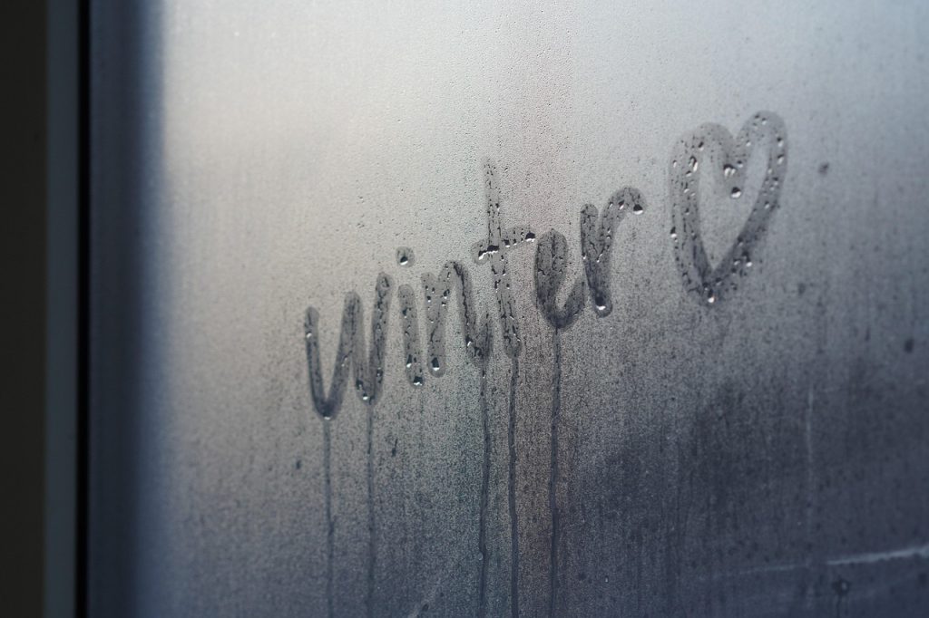 Winter escrito en el vaho de un cristal