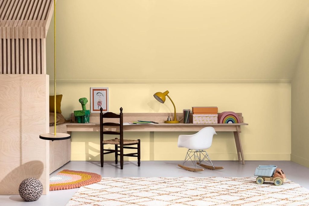 Pared de habitación color amarillo en tendencia