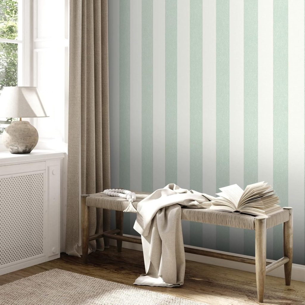 Papel pintado a rayas azul y blanco en tendencia para paredes.