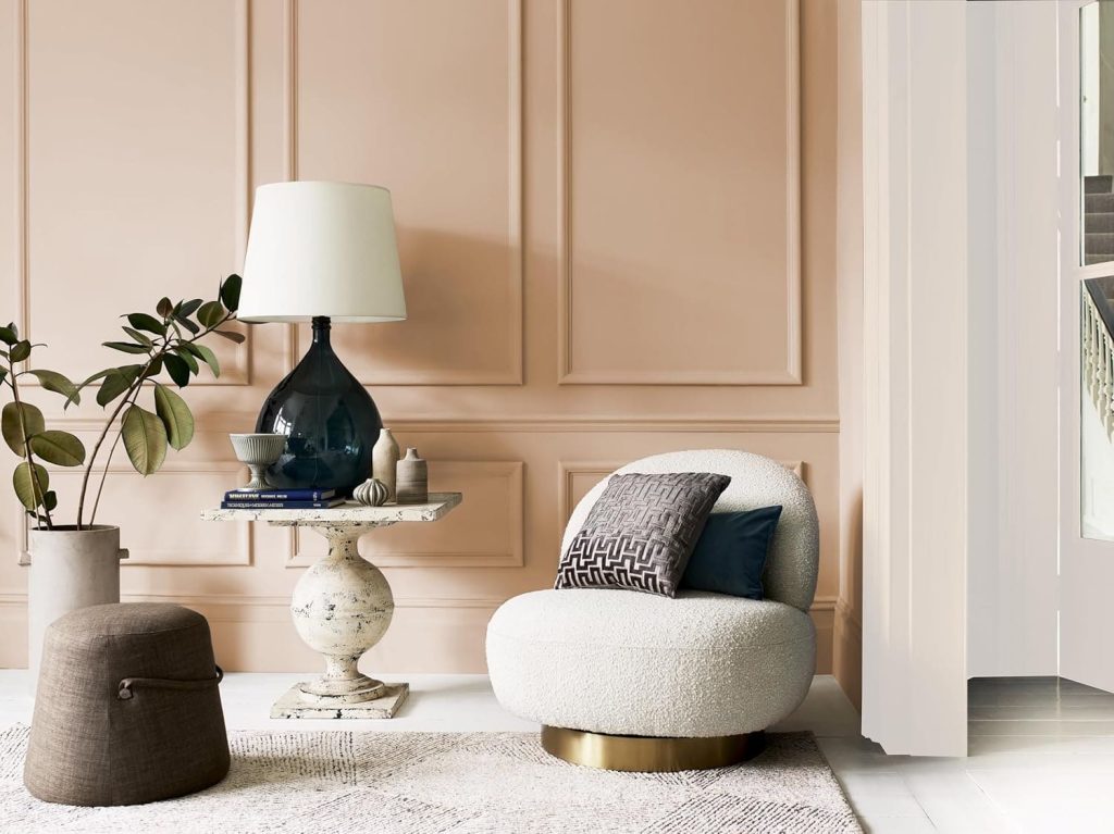 Pared en beige con listones. Tendencias de color 2026