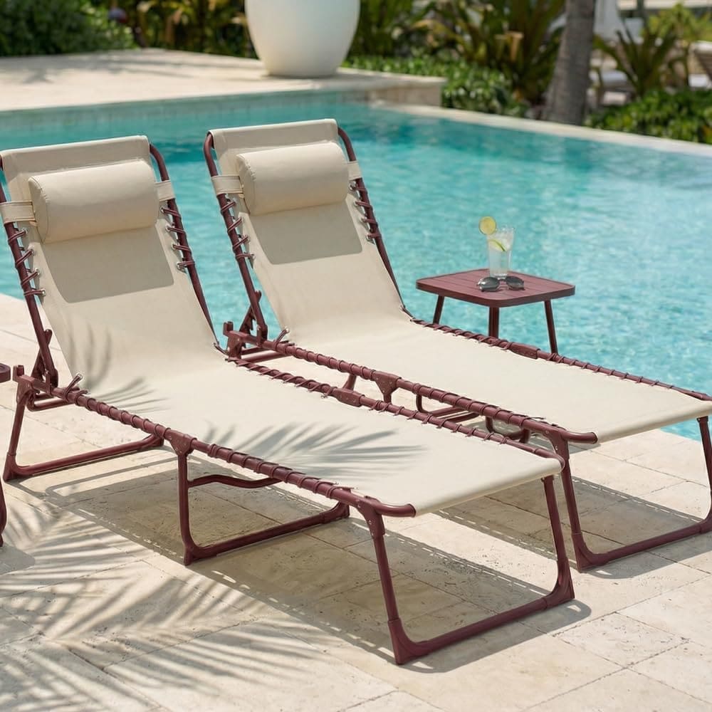Tumbonas para tomar el sol en la piscina CASABEL