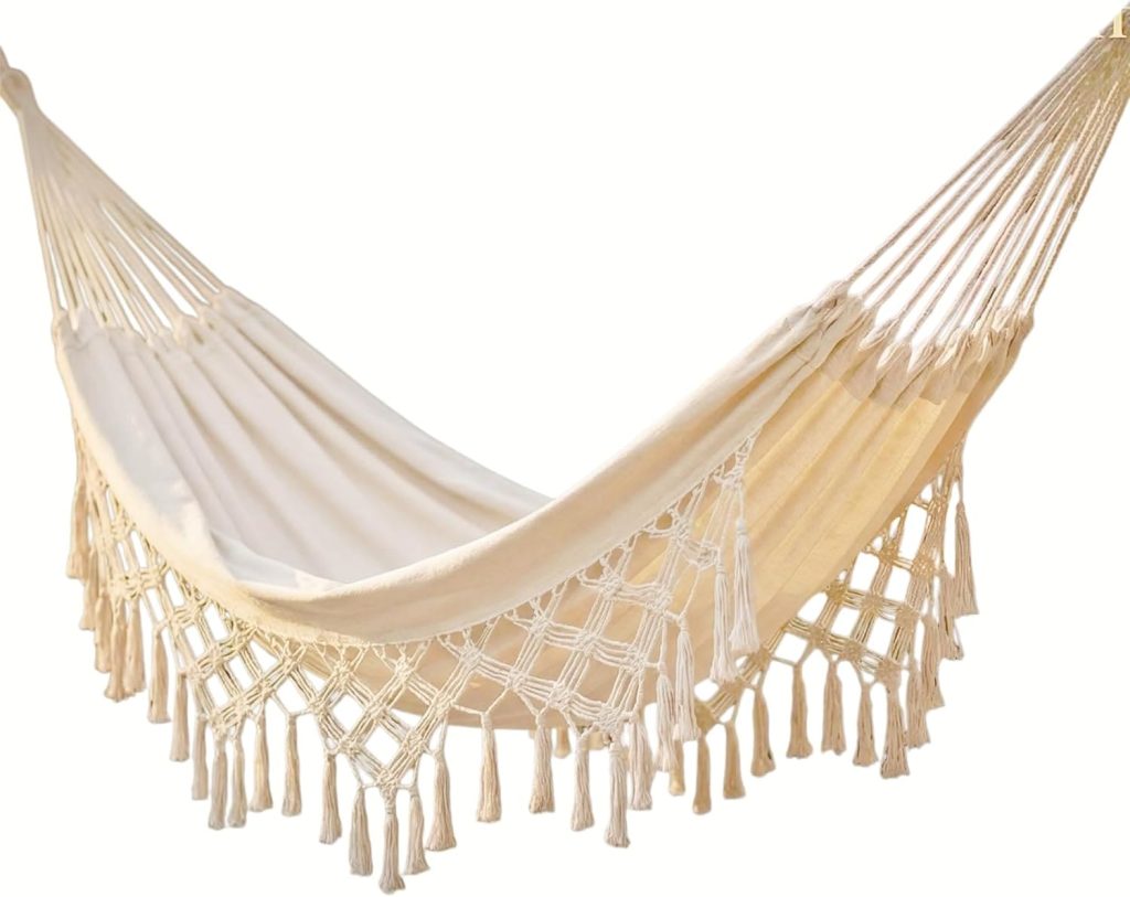 Hamaca de macramé estilo boho blanca.