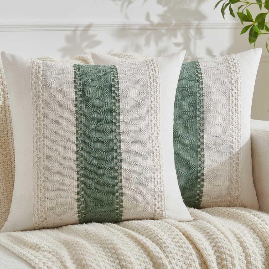 Cojines boho en color blanco roto y verde salvia
