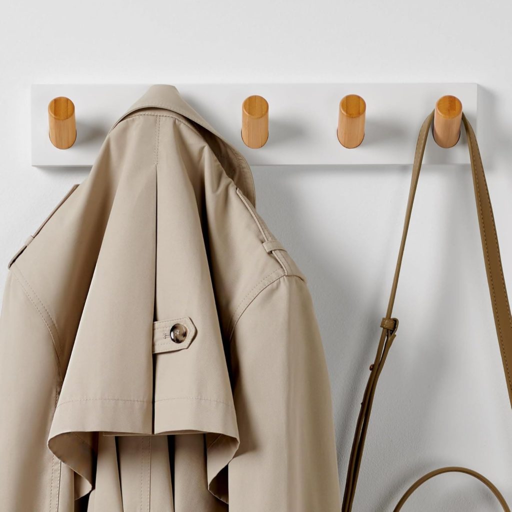 Perchero de pared blanco y madera LARHN