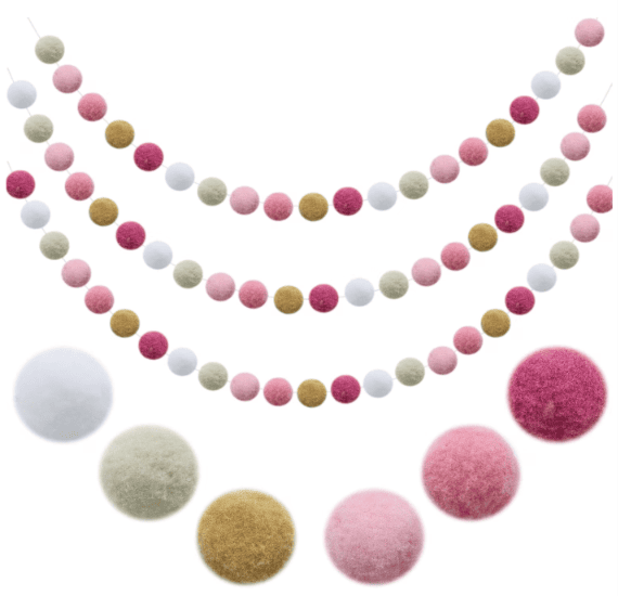 Pompones para colgar en la pared de dormitorio infantil